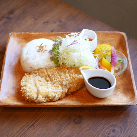 【三浦】食感と旨みが格別!希少銘柄豚の「ロースカツプレート」|とんかつCAFE